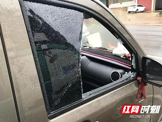 车窗玻璃被砸坏，车内财物被盗取。