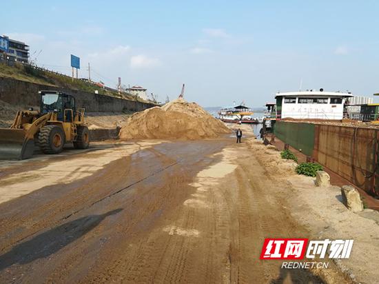 以前石鼓区杨家坪码头存在沙场，河长制实施后，该区和沙场负责人协商，对沙场进行依法取缔，并实行规范化管理，严禁堆放沙子。