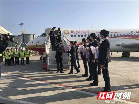 10月28日,衡阳市民期盼已久的成都航线终于顺利通航,标志着雁城与蓉城的空中快速通道正式连通。