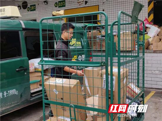 衡阳邮政公司的快递员把包裹运输到自己的站点。