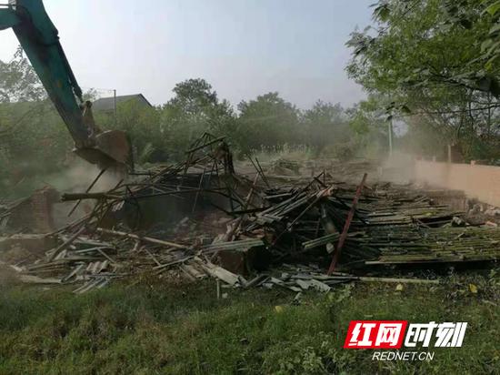 衡南县三塘镇拆除沿河废弃塑料厂。
