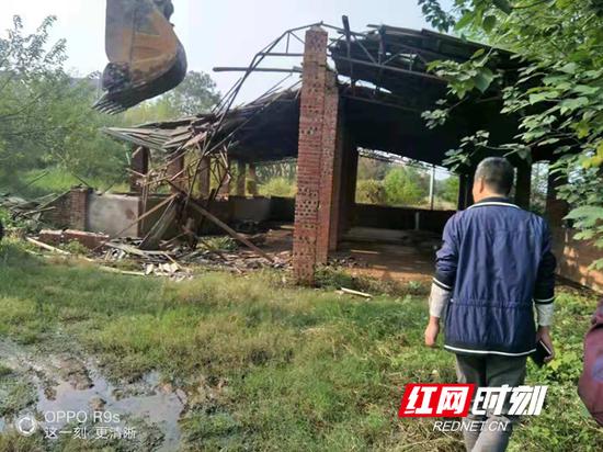 衡南县三塘镇拆除沿河养殖场。