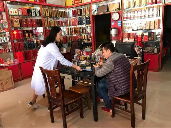 五一街道向商户发放禁毒宣传手册