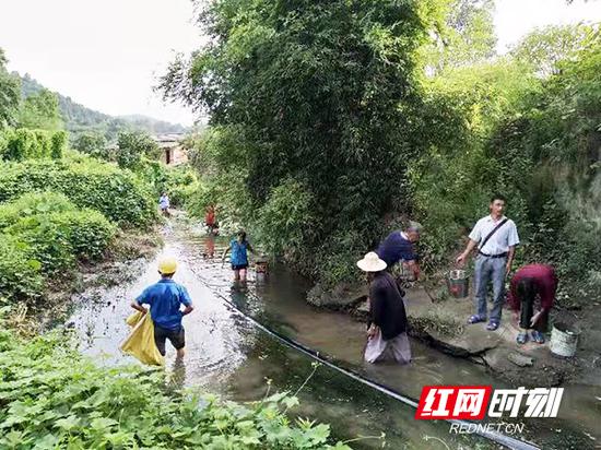 南岳区南岳镇村民自发组织清理河道垃圾。