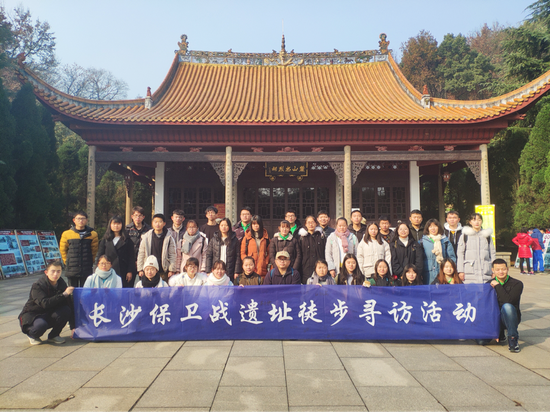 徒步参与者于麓山忠烈祠前合影。