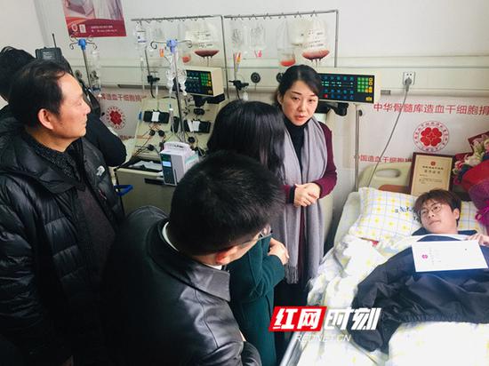 湖南理工学院副校长徐小立专程赶往长沙,向戴恩泽转达党委书记李明、校长卢先明和全校师生的慰问。