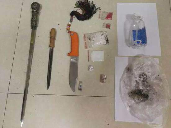 民警查获的毒品，吸毒工具（麻古壶）和管制刀具