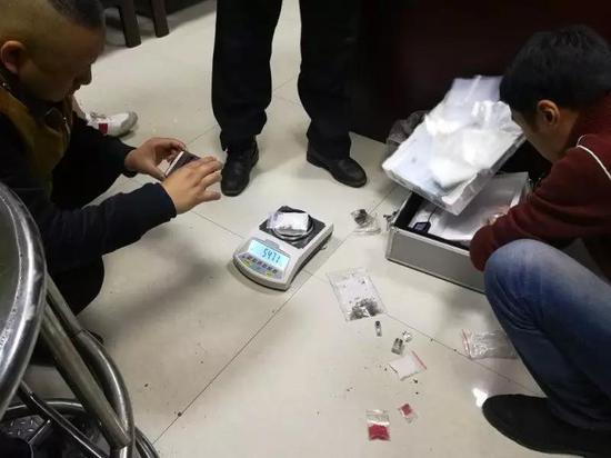 民警对查获的毒品称重