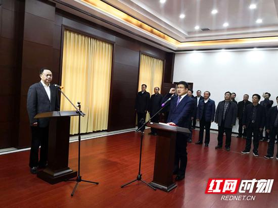 衡阳市人民政府副市长杨洪峰向宪法宣誓。