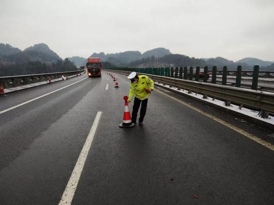 28日15时,湘西高速交警在包茂高速桥梁路段为锥筒增配示警梅花灯
