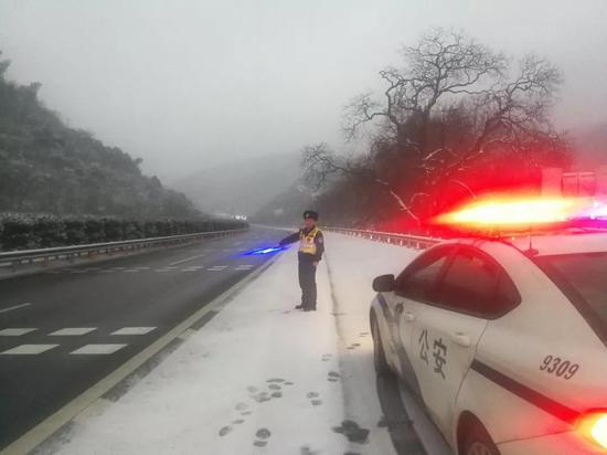 28日9时，怀化高速交警在杭瑞高速积雪路段示警指挥