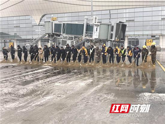 南岳机场工作人员在清扫积雪。