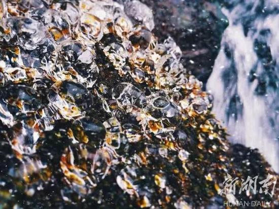 山里气温极低，峡谷瀑布，滴水成冰，结成了一串串的水晶，美轮美奂。