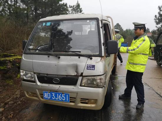无证驾驶报废四轮车上路行驶,险上加险!