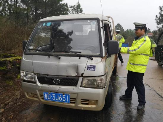 无证驾驶报废四轮车上路行驶，险上加险！