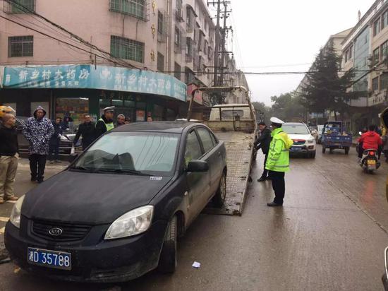 黑色轿车随意停放，阻碍群众正常通行