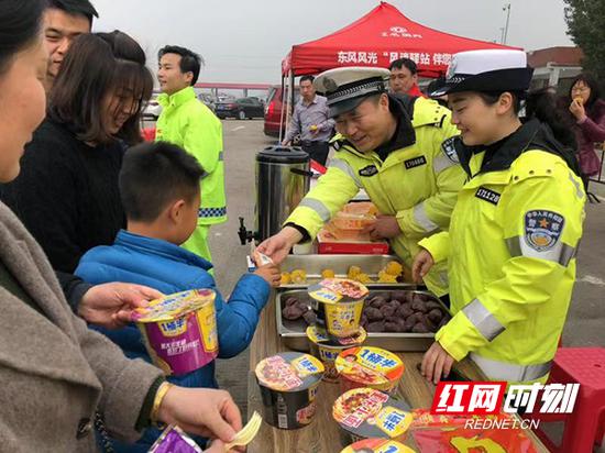 民警给过往的司乘人员免费发放玉米、紫薯、泡面、八宝粥、姜茶等食品。
