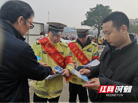 1月28日，湖南省高警局衡阳支队组织开展“情满旅途 高警同行”系列主题宣传活动。