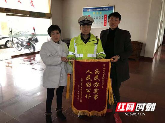 王某燕夫妇给衡南交警送锦旗,表达自己的感激之情。