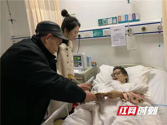老党员欧阳振大看望失独老人屈丽萍。