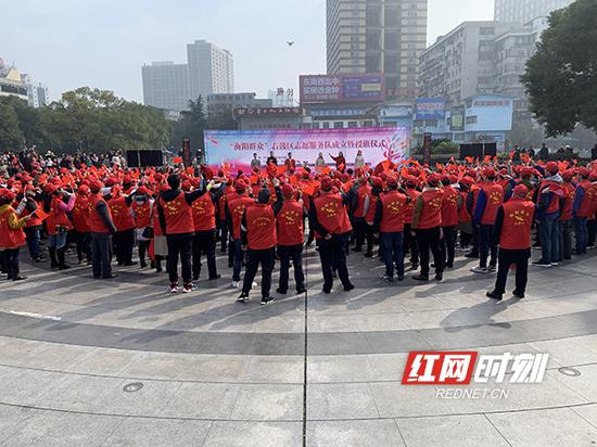 3月4日，“衡阳群众”石鼓区志愿服务队成立暨授旗仪式在莲湖广场举行。