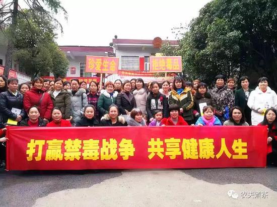 图:巾帼佳人们合影留念