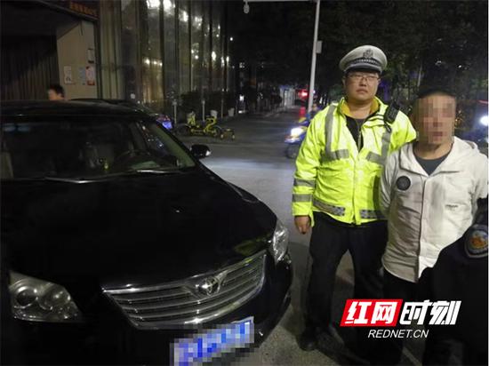 　　民警查获的毒驾嫌疑人及报废小车。