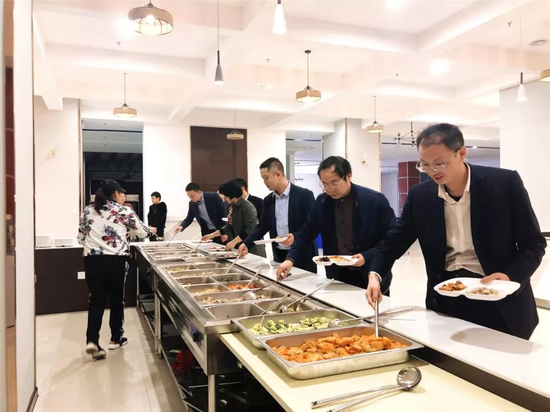 项目体验团在健康餐吧取餐
