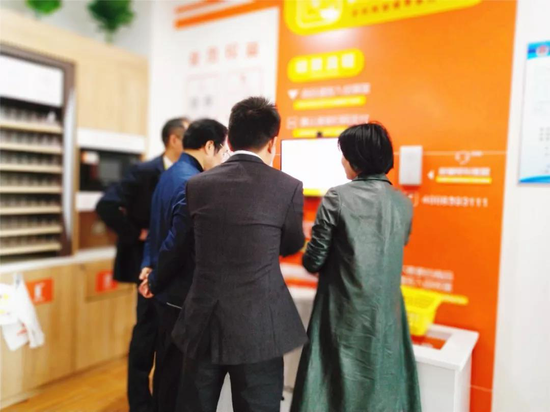 项目体验团在智慧便利店进行商品购买体验