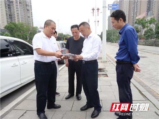 衡阳市住建局党委书记、局长李向阳(右二)听取市政工程公司负责人工作汇报。