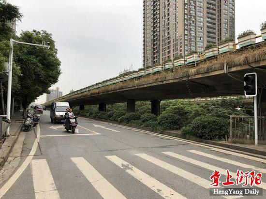 ▲华新立交桥中层红绿灯和监控设备已经安装完毕