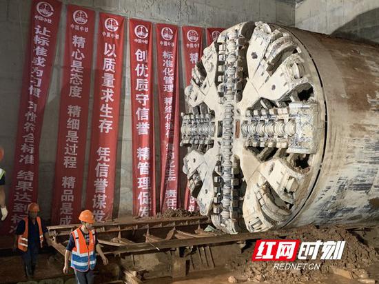 长沙地铁3号线东塘站-桂花公园站区间左线盾构机在东塘站破洞而出,地铁3号线一期工程至此全线“洞通”。
