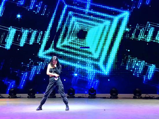 5号选手:湖南涉外经济学院封依萍表演舞蹈《lala lady》