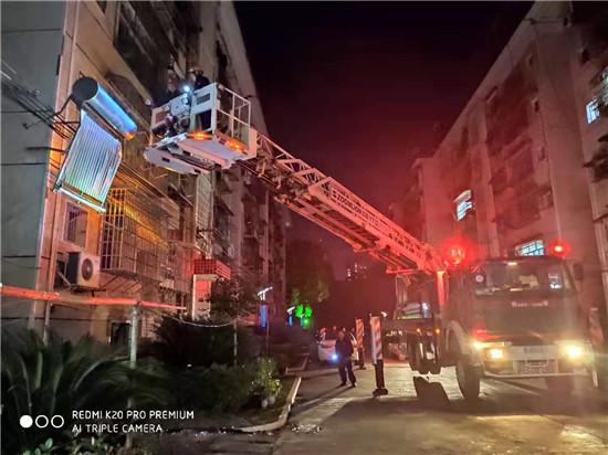 7级大风突袭 怀化沅陵一太阳能热水器被吹到了电线上