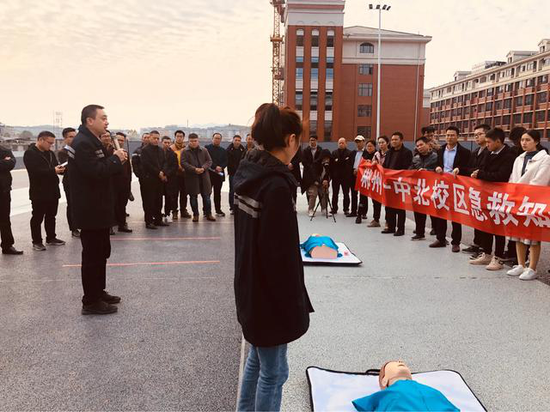 院前急救周建主任为一中老师们进行海姆立克急救法培训