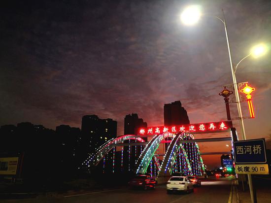郴州高新区夜幕降临。(王彦雄/摄)