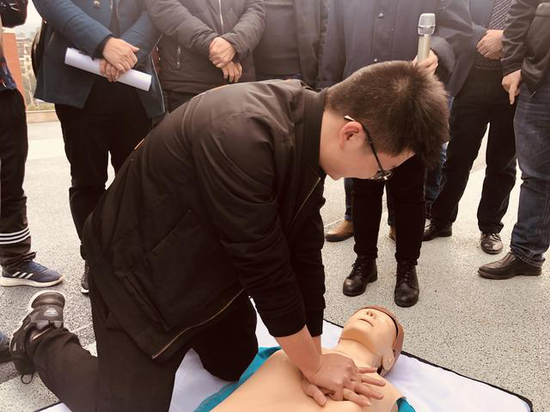 一中老师进行心肺复苏技能培训