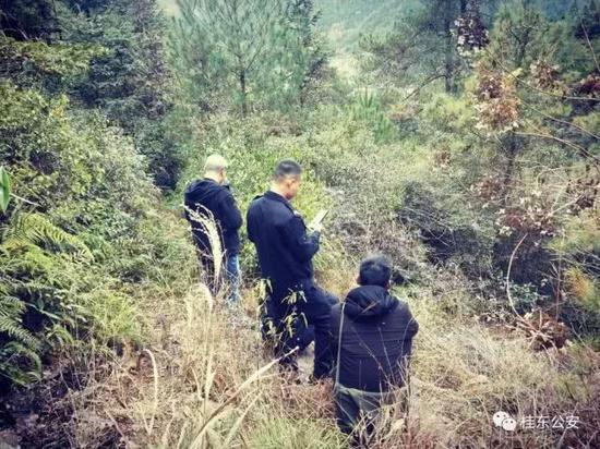 民警通过手机不断和老人联络寻找被困位置