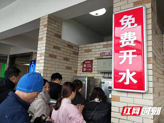 服务区为旅客提供免费24小时开水。