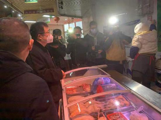 督察组在锦和生鲜市场检查是否有野生动物销售。