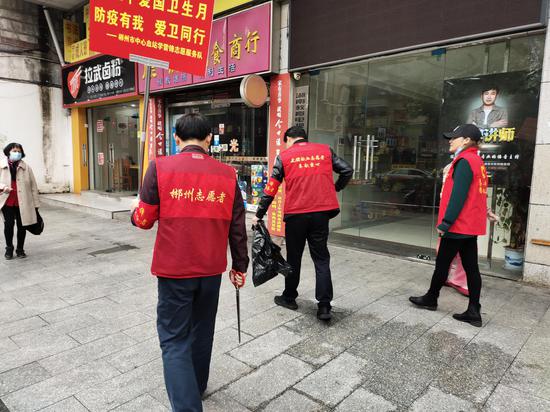 郴州市中心血站开展“捡起一片垃圾,收获一份美好”全民志愿者活动。