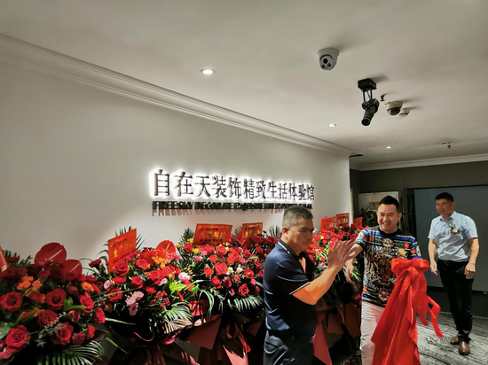 自在天董事长谭建钢(中)与客户代表三一集团副总裁毛中吾(左)一起为体验馆揭幕