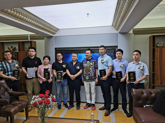 为合作的联盟企业代表授牌