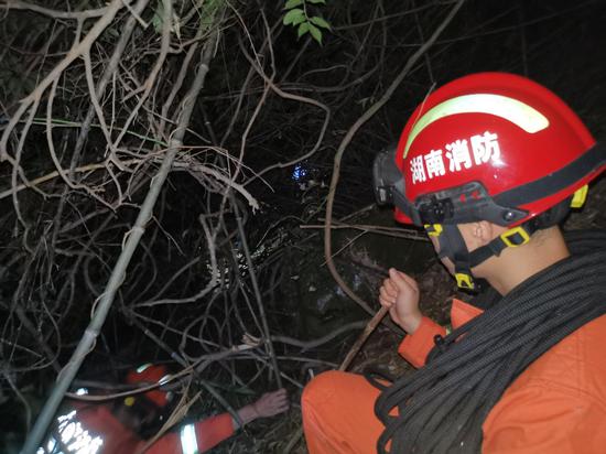 图为消防救援队员深夜搜寻走失游客