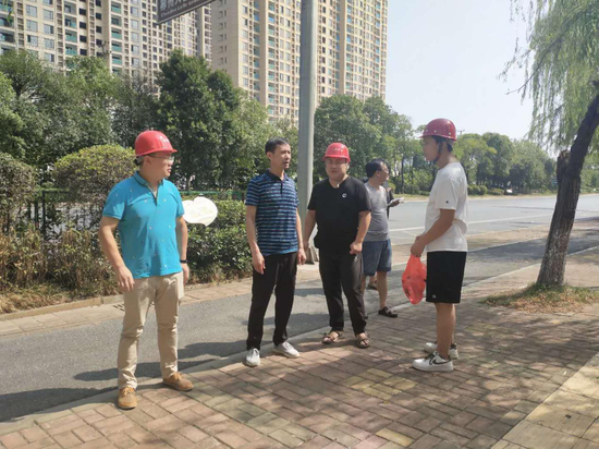 方局现场指出施工方存在的问题