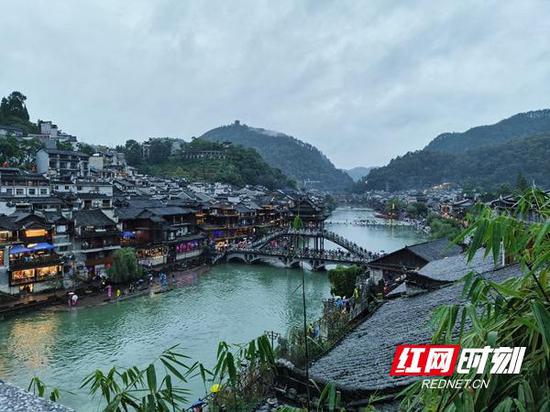 烟雨凤凰受到游客青睐。