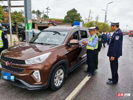 临武县公安局交警大队民警执勤中不忘劝导驾乘人员自觉系上安全带,受到了驾乘人员的一致好评。