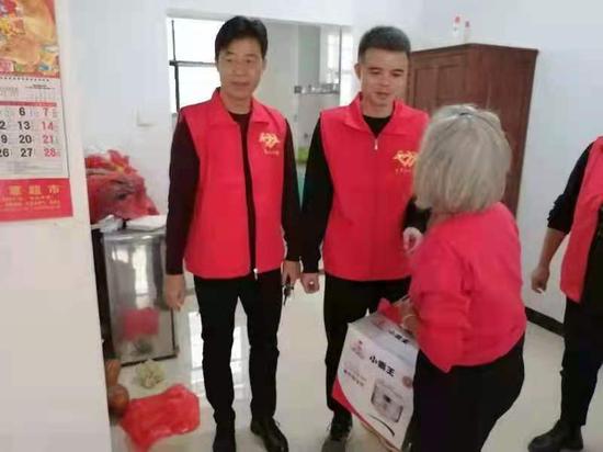 图为王志杰在走访社区困难群众。