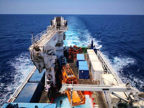 “海牛Ⅱ号”搭载海洋地质二号科考船行驶在大海上