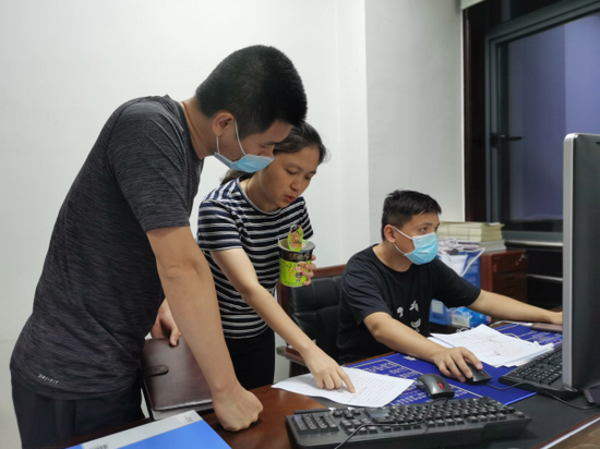 组长朱瑛边吃泡面边与同事分析涉疫信息